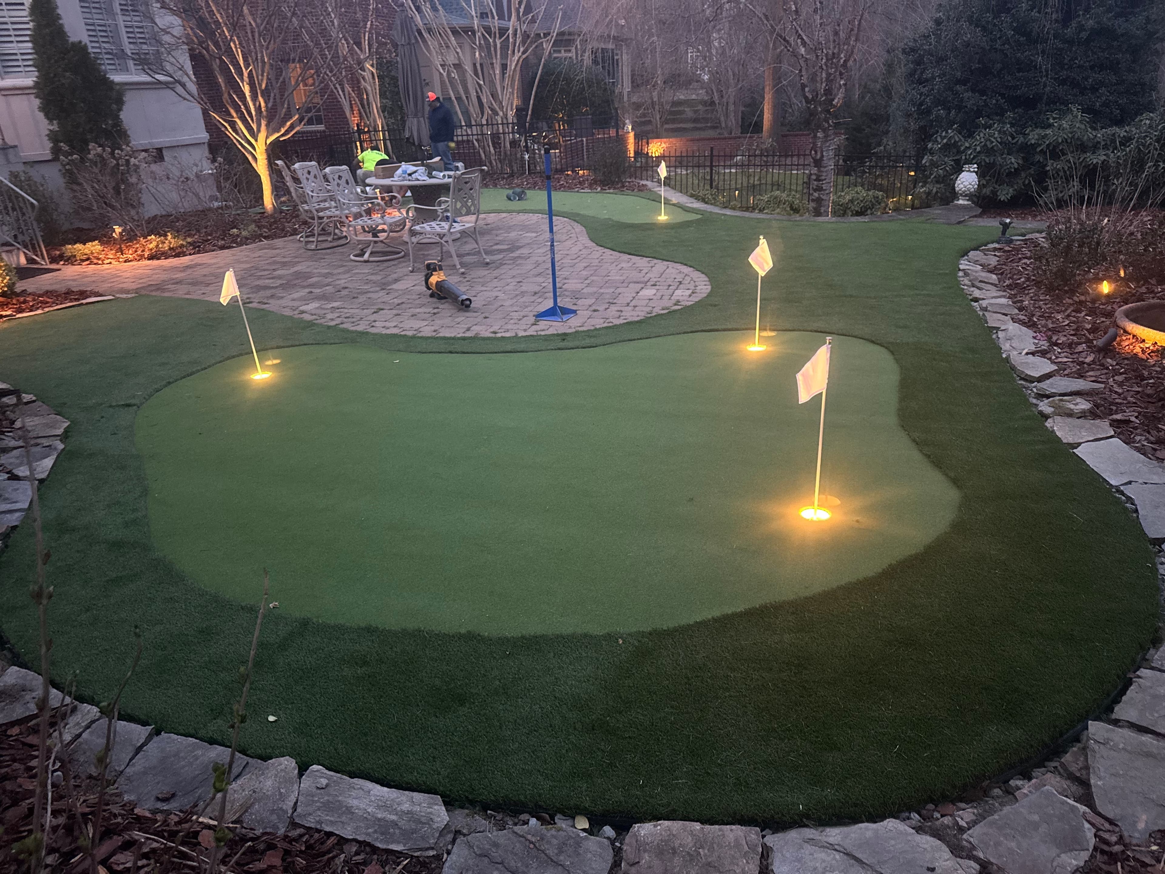 Illuminated putting green with night lights